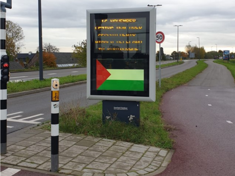 Palestijnse vlag van reclamezuilen verwijderd
